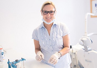 Portrait von Zahnarzthelferin Sigrid Schmidt im Arbeitsumfeld