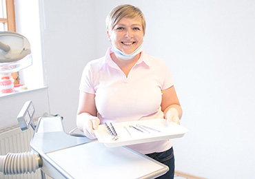 Portrait von Zahnarzthelferin Tanja Andres im Arbeitsumfeld